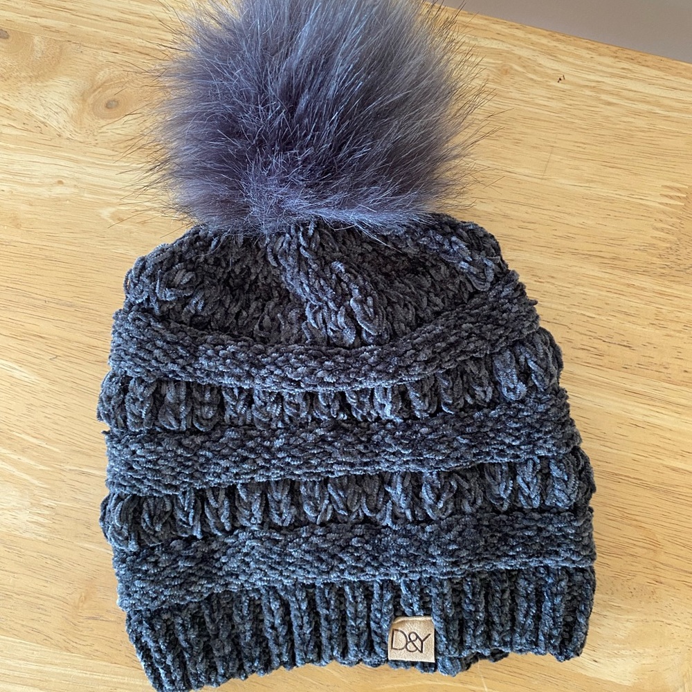 D&Y Gray Chunky Knit Beanie With Fur Pom Pom